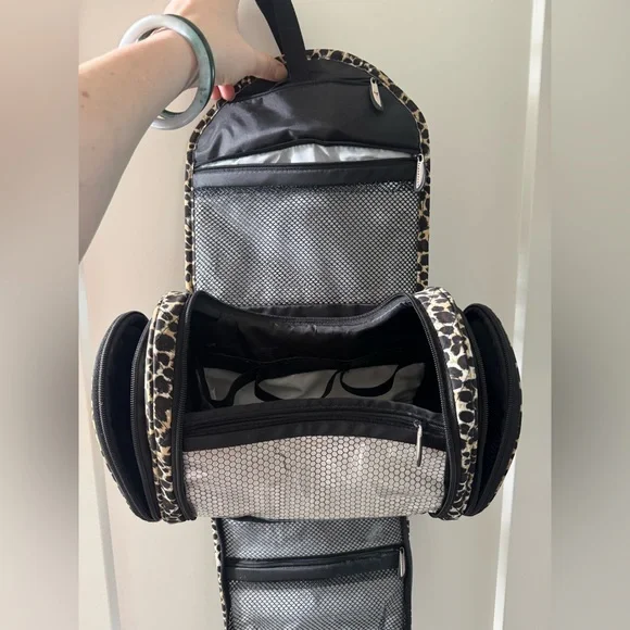 Travelon hanging toiletry/makeup bag organizer - Picture 4 of 6